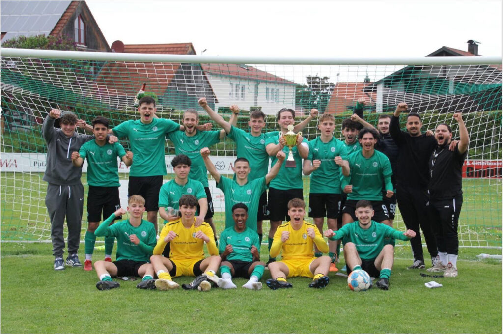 Das U19  Landesliga-Team des SV Manching mit meisterhaftem Finale